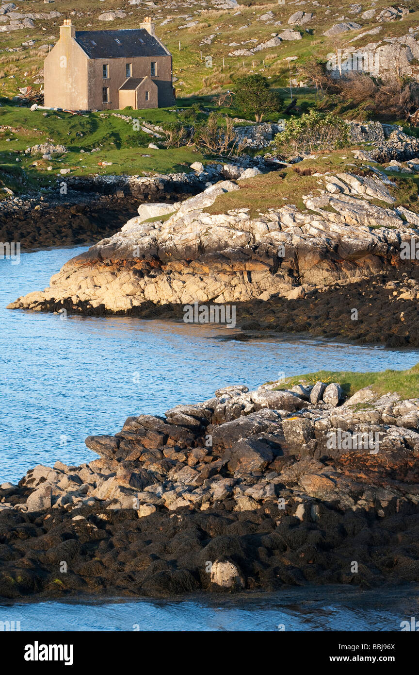 Isle of Harris maison à côté d'un océan loch, Hébrides extérieures, en Écosse Banque D'Images