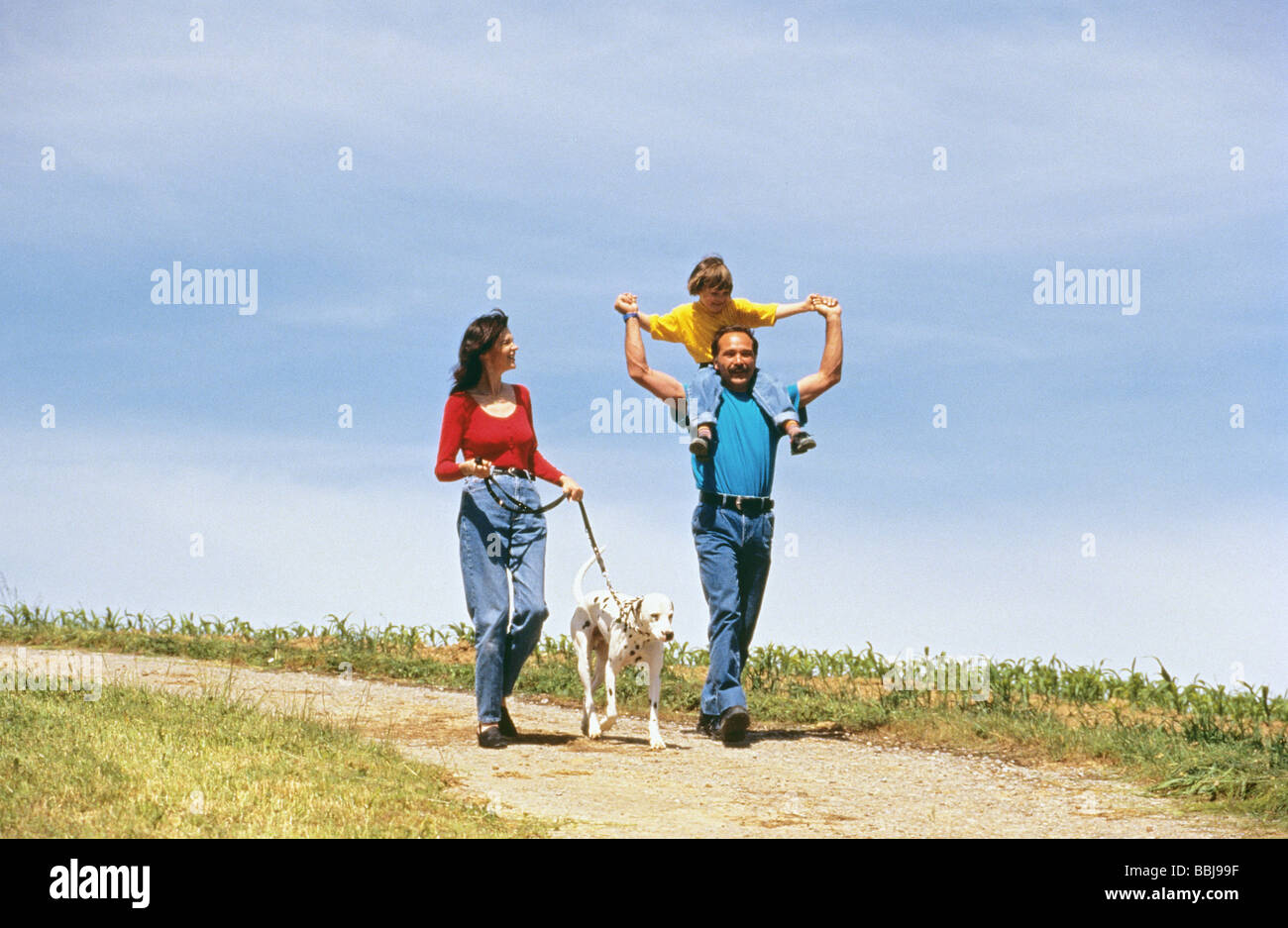 Famille avec chien Dalmatien - prendre une marche Banque D'Images