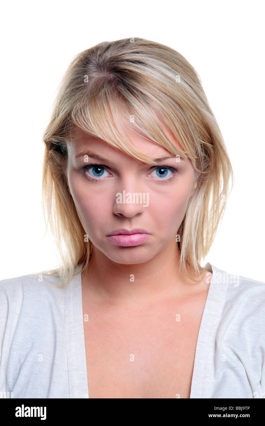 Jolie femme blonde avec une expression triste sur son visage isolé sur fond blanc Banque D'Images