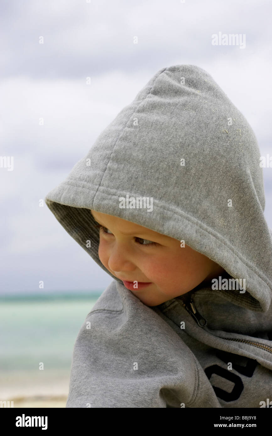 Boy in hoodie sur la plage, CamagÃƒÂ¼ey, Cuba Banque D'Images