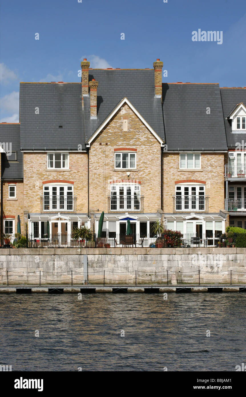 Maisons mitoyennes modernes en bordure de l'eau, maisons en briques ou maisons de l'île St Mary's Chatham Banque D'Images