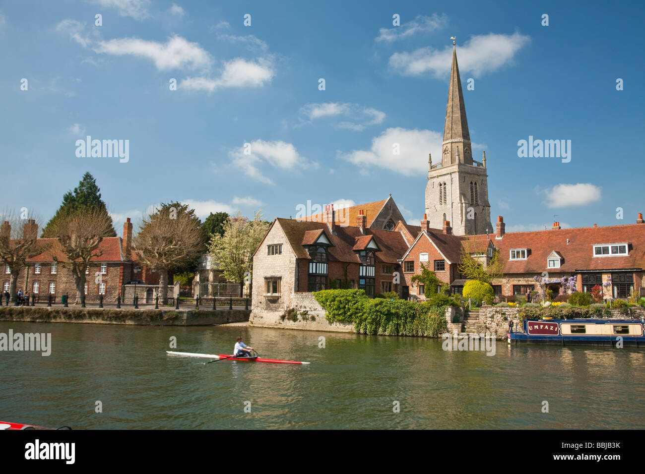 Tamise dans le centre de Abingdon avec St Michaels et tous les Anges Oxfordshire UK Banque D'Images