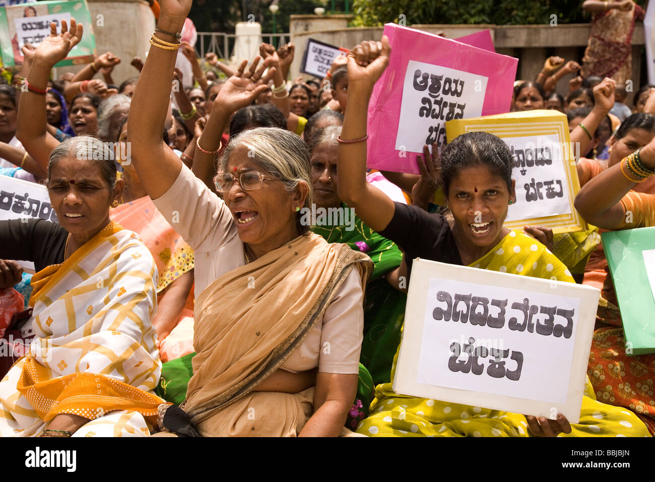 Les femmes portent des pancartes au cours d'une manifestation à Bangalore, Inde. Les femmes sont demostrating de la femme et de Dalits (intouchables) de l'homme. Banque D'Images