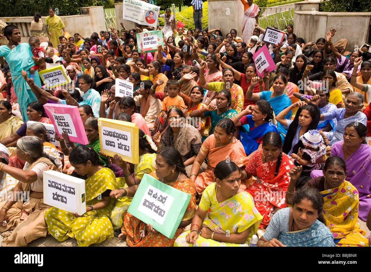 Les femmes portent des pancartes au cours d'une manifestation à Bangalore, Inde. Les femmes sont demostrating de la femme et de Dalits (intouchables) de l'homme. Banque D'Images