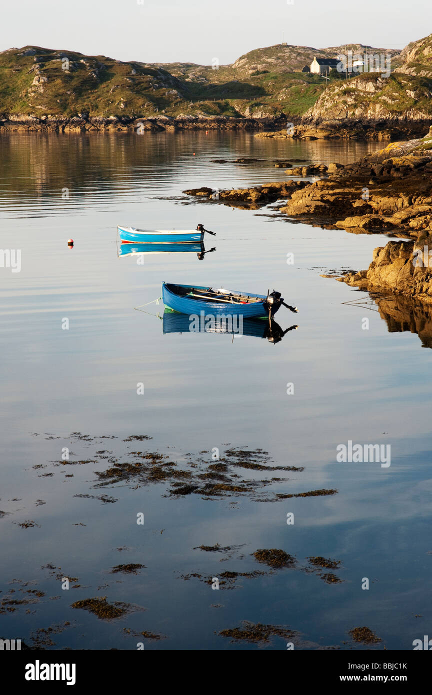 Bateaux dans le loch de mer, Côte Est, Isle of Harris, Hébrides extérieures, en Écosse Banque D'Images
