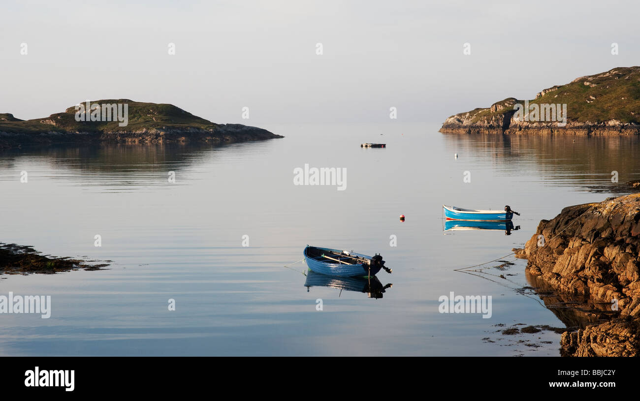 Bateaux en bois sur la mer un loch, Côte Est, Isle of Harris, Hébrides extérieures, en Écosse Banque D'Images