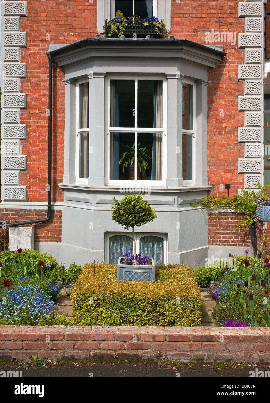 Baie vitrée et victorien petit jardin de devant vu depuis la rue Buckingham UK Banque D'Images