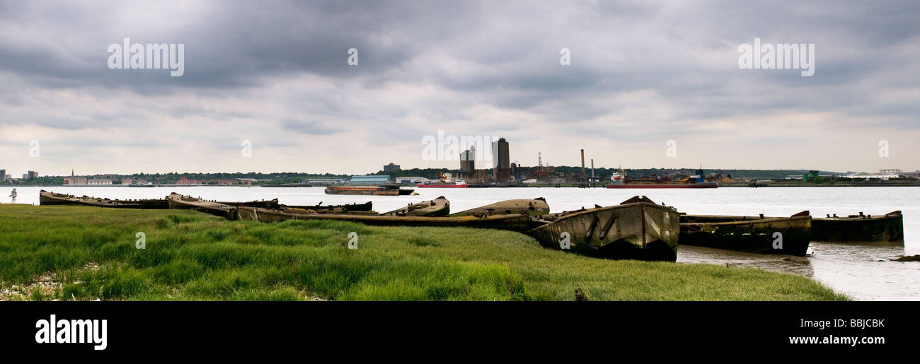 Une vue panoramique sur le reste du béton sur l'estran Essex barges de la Tamise. Banque D'Images