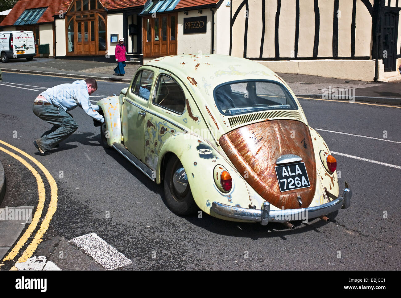 L'assistance sur route à une vieille voiture Volkswagen Beetle Banque D'Images