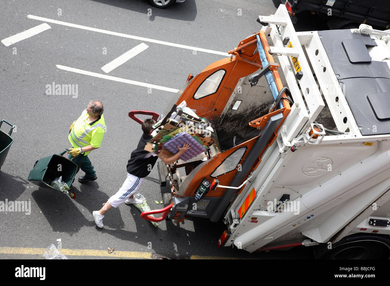 Collecte des déchets dans la région de Sutton, Surrey. Banque D'Images