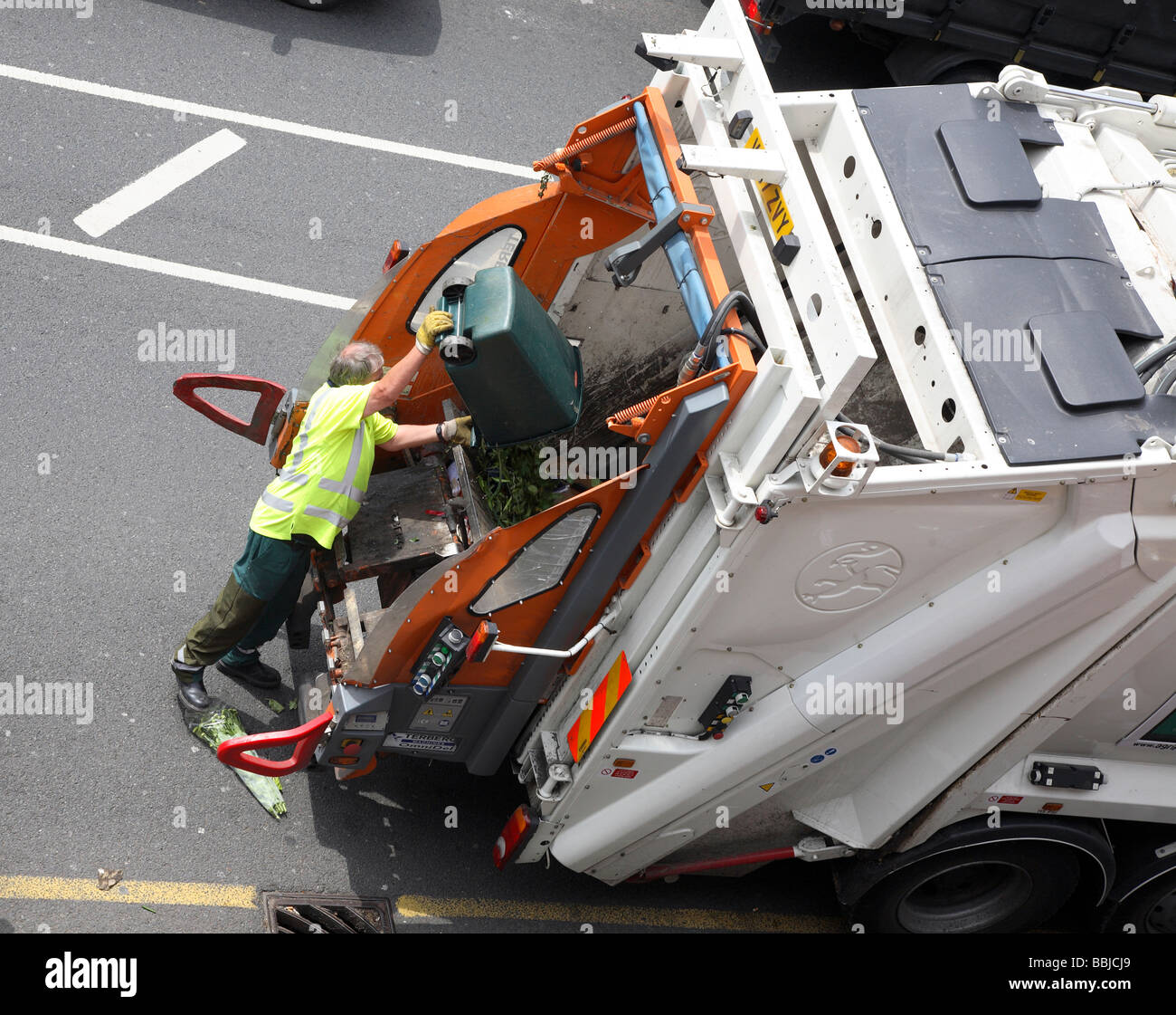 Collecte des déchets dans la région de Sutton, Surrey. Banque D'Images