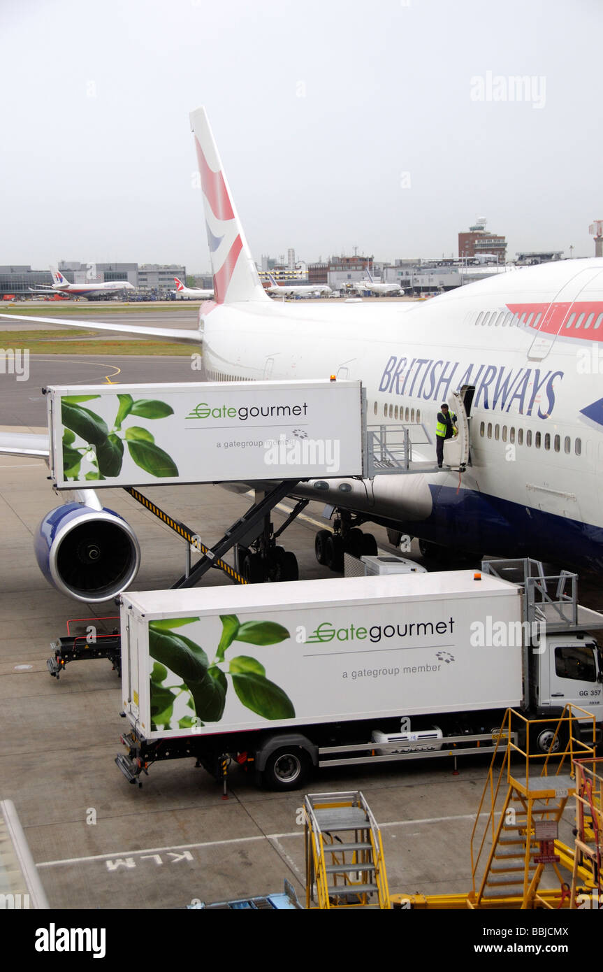 Gategourmet fournisseur indépendant de chargement des camions d'un BA 747 avion à réaction à l'aéroport London Heathrow Banque D'Images