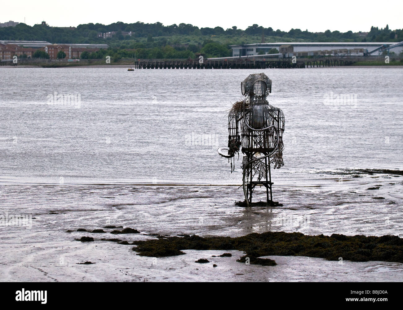 Une sculpture de métal debout sur l'estran d'Essex de la Thames. Banque D'Images