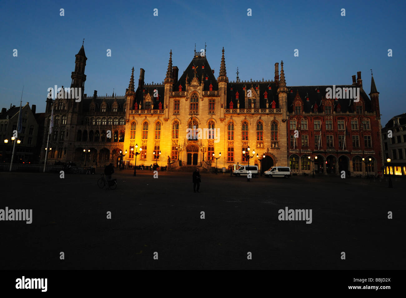 Hôtel de ville la nuit dans la grande place du marché Bruges Belgique Banque D'Images
