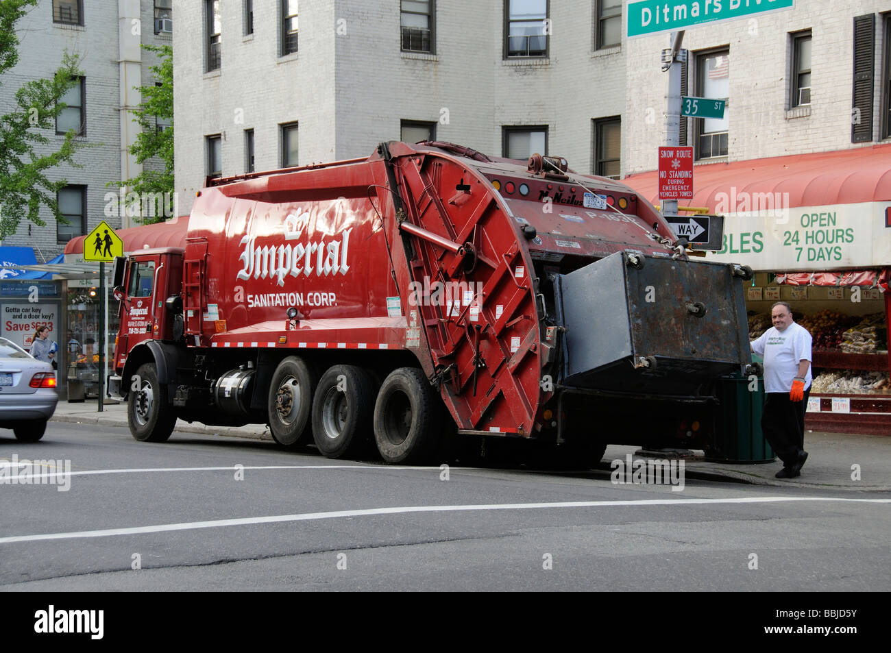 Collecte des déchets Les déchets commerciaux sur camion Ditmars Blvd Astoria New York USA Banque D'Images