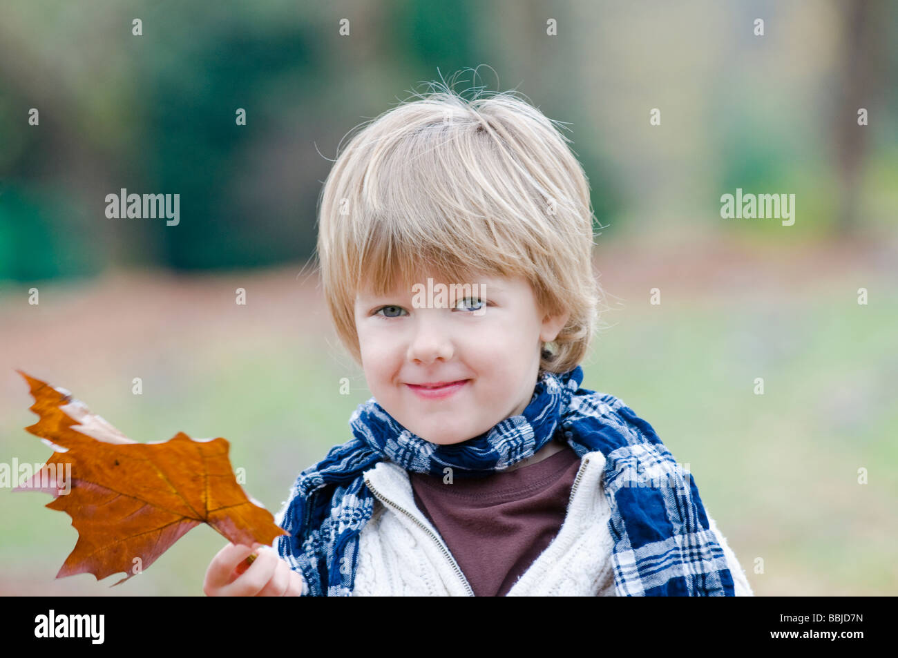 Young boy holding brown leaf, Vancouver, Colombie-Britannique Banque D'Images