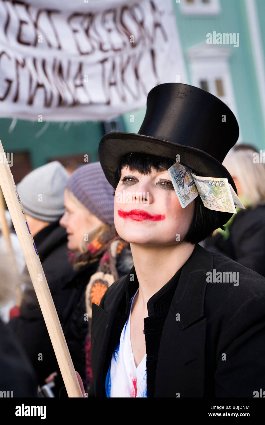 Des manifestants lors d'Austurvöllur femme avec l'Islandais 5000 couronnes islandaises projets attachés à son chapeau. Banque D'Images