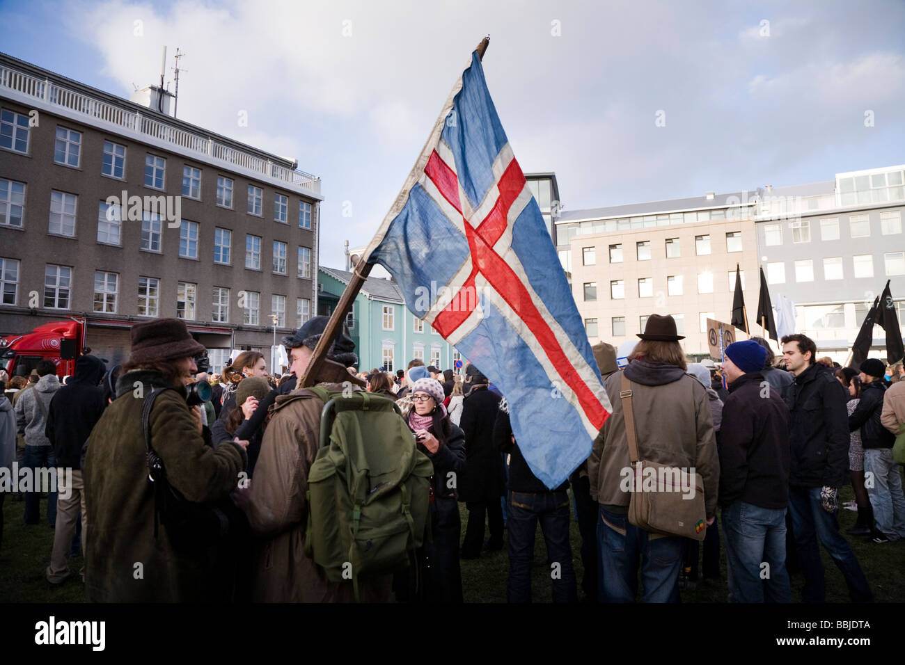 Manifestants devant le parlement islandais, l'Althing, à Austurvöllur. Le centre-ville de Reykjavík Islande Banque D'Images