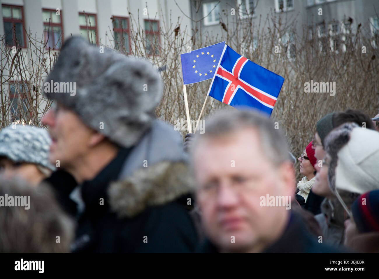 Manifestants devant le parlement islandais, l'Althing, à Austurvöllur. Le centre-ville de Reykjavík Islande Banque D'Images