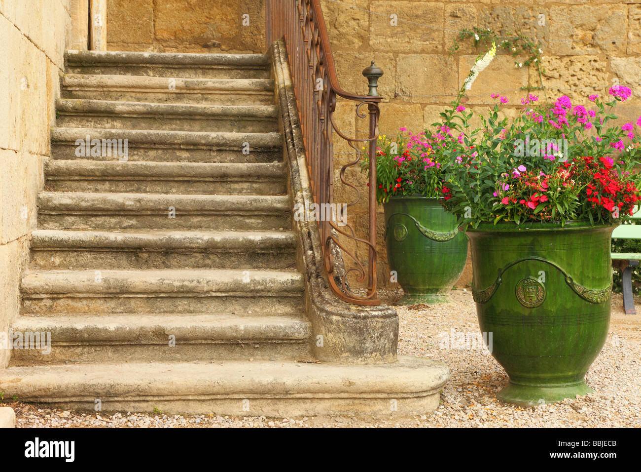 Meubles de jardin de fleurs l'ancien archevêque de la Cathédrale Saint Nazaire Beziers Herault Languedoc-Roussillon France Banque D'Images