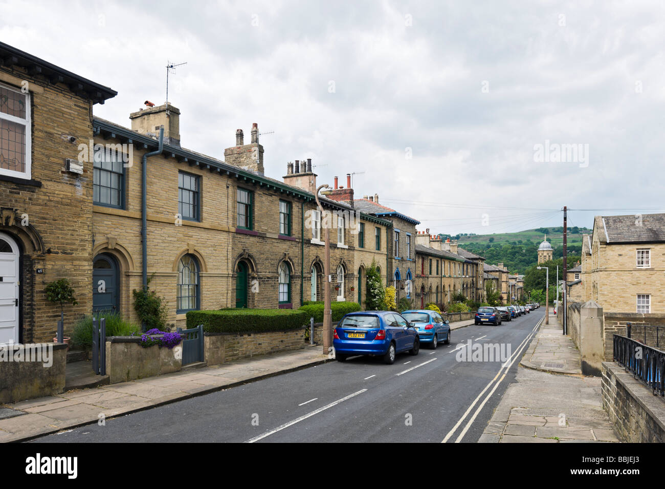 Maisons en terrasse sur une rue typique dans le site du patrimoine mondial de Saltaire, Bradford, West Yorkshire, Angleterre Banque D'Images