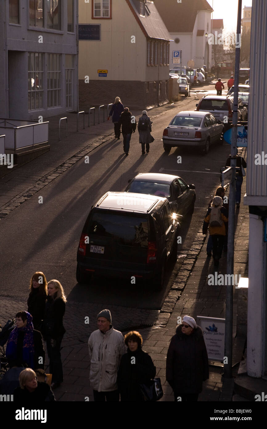 Regarder les gens que de manifestants en mars Laugavegur. Le centre de Reykjavik en Islande Banque D'Images