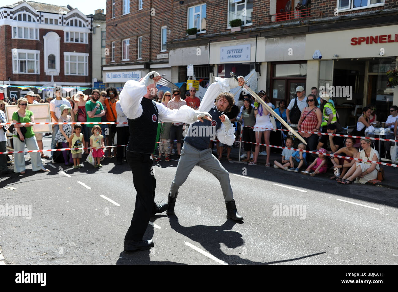 Les combats à l'épée une démonstration à la fête de rue de tournesol dans Kemp Town Brighton Banque D'Images