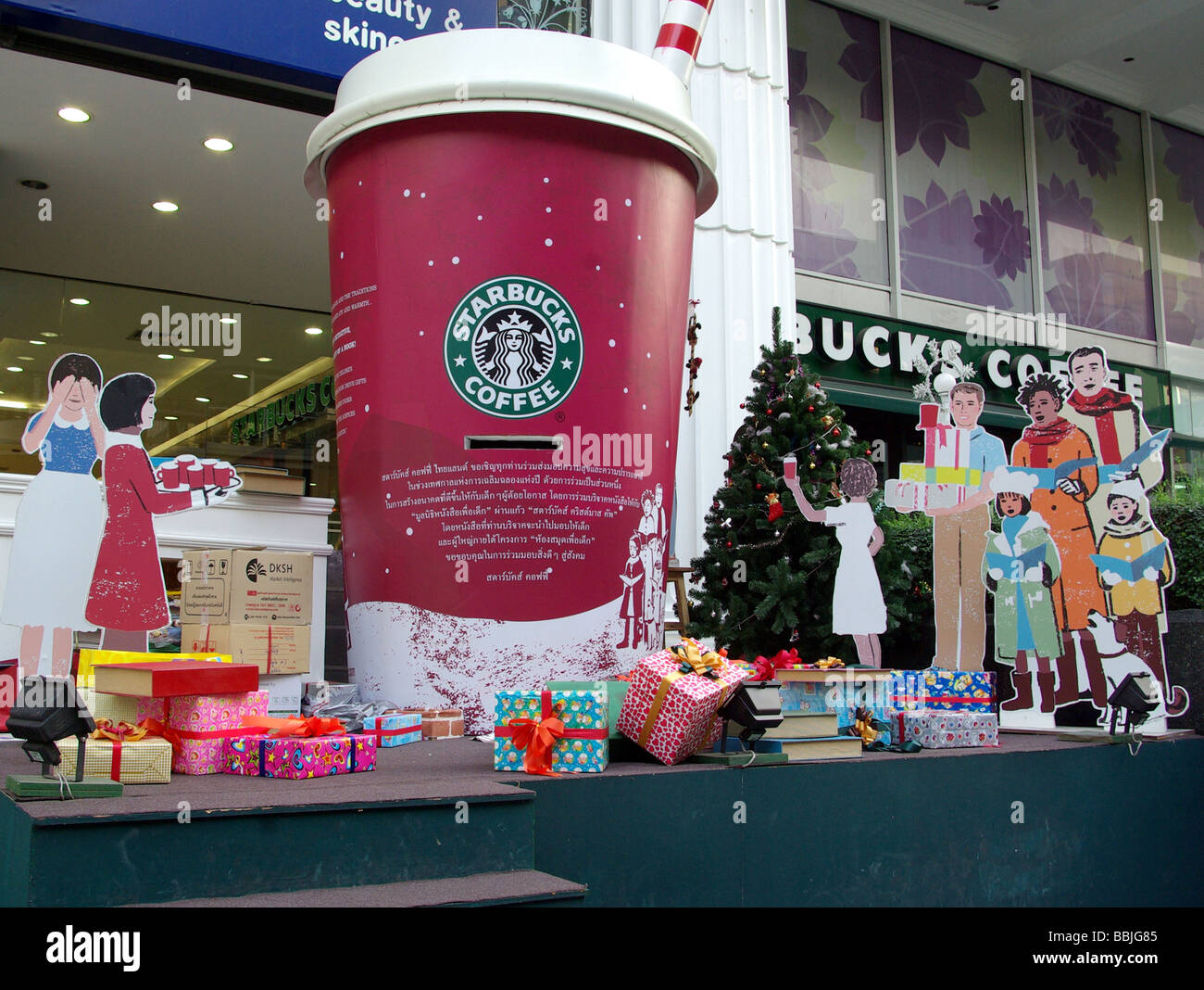 Exposées à l'extérieur de Noël Starbucks dans Bangkok. Banque D'Images