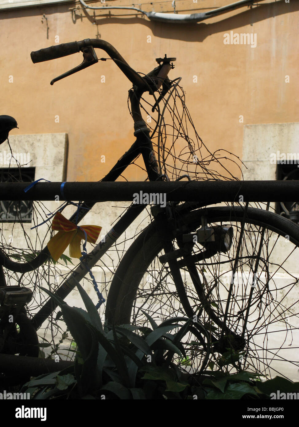 Vieux vélo abandonné dans la rue en ville ville Banque D'Images