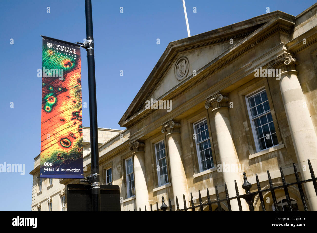 Les panneaux colorés pour le 800e anniversaire de l'Université de Cambridge à l'extérieur de l'Emmanuel College, Cambridge, Royaume-Uni Banque D'Images Les panneaux colorés pour le 800e anniversaire de l'Université de Cambridge à l'extérieur de l'Emmanuel College, Cambridge, Royaume-Uni Banque D'Images