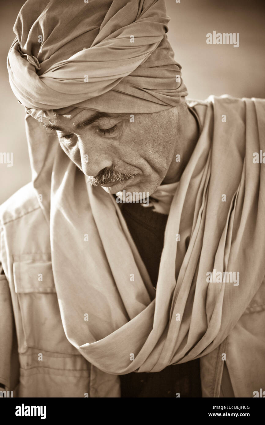 Douz, désert du Sahara, la Tunisie ; Portrait de l'homme avec foulard Photo  Stock - Alamy