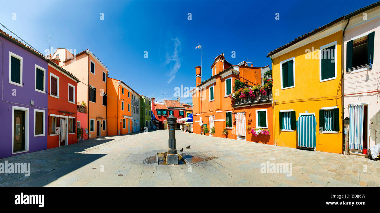 Vue panoramique de la ville avec des maisons peintes de couleurs vives de Burano, Venise, Italie, Europe Banque D'Images