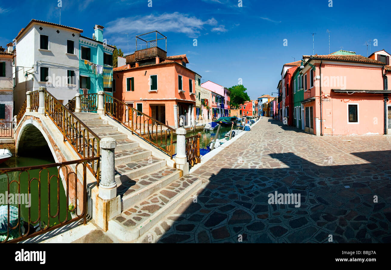 Avec vue sur la ville de la ville et le pont de maisons peintes de couleurs vives et de Burano, Venise, Italie, Europe Banque D'Images