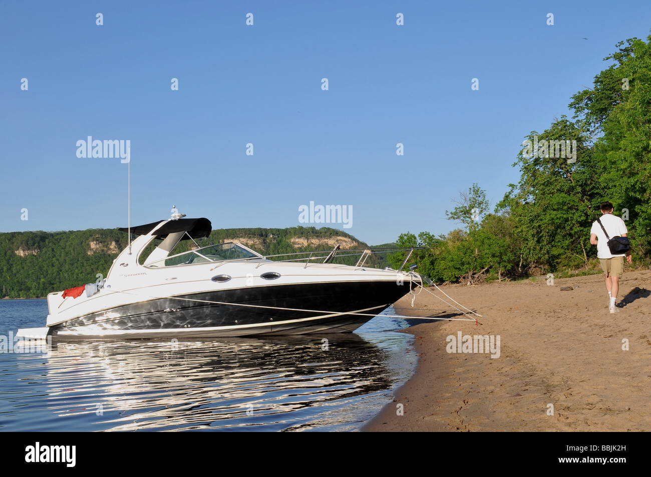 Bateau ancré sur une plage de sable. Banque D'Images