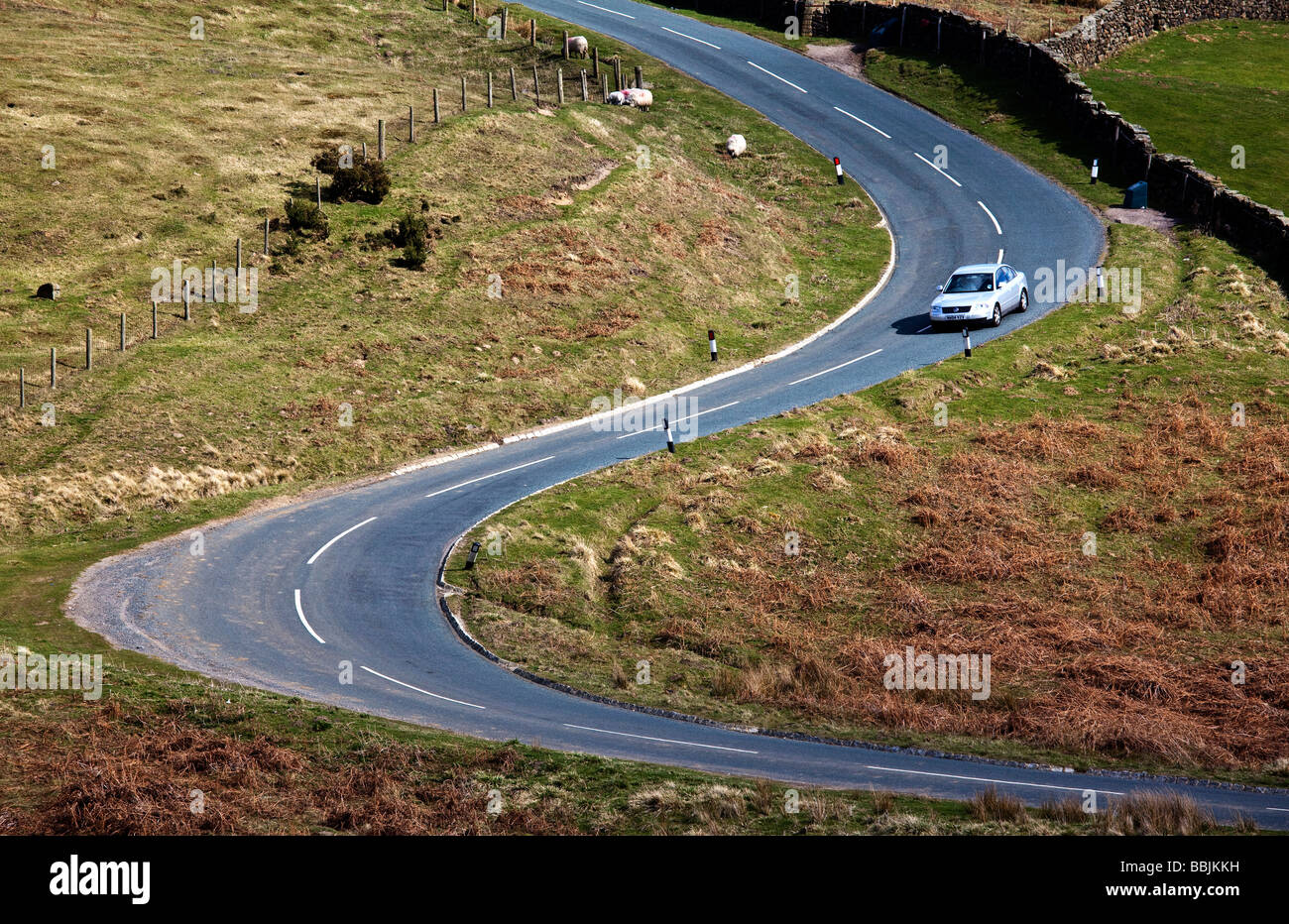 Voiture sur la lande du Yorkshire du Nord route sinueuse Banque D'Images