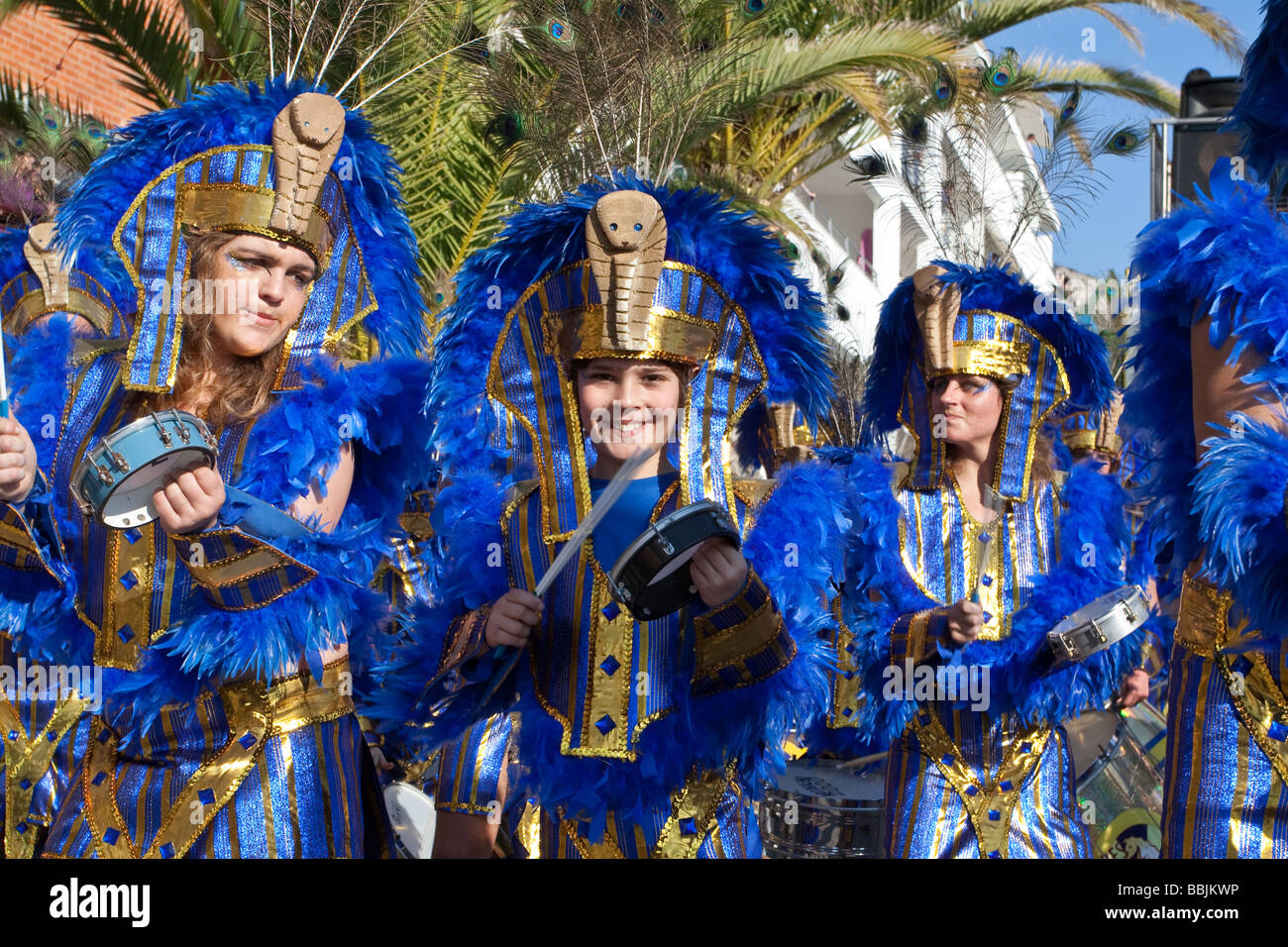 Image de la "Bateria", les percussions des musiciens de l'école de samba, au cours de l carnaval brésilien. Sesimbra, Portugal Banque D'Images