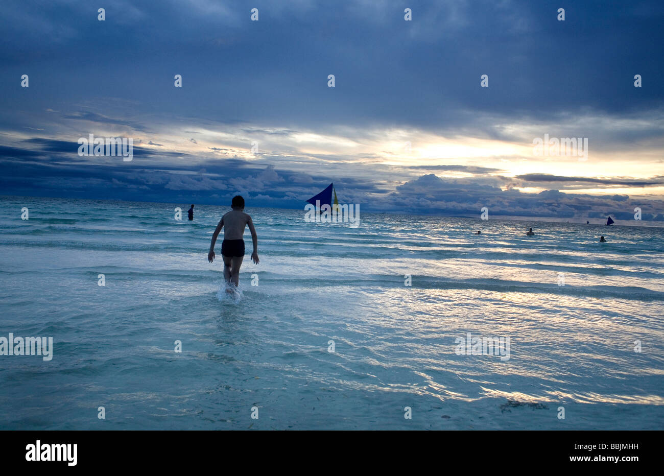 Les touristes profiter d'une journée sur la plage de sable blanc dans la mer de Chine du Sud l'île de Boracay aux Philippines Visayas Banque D'Images