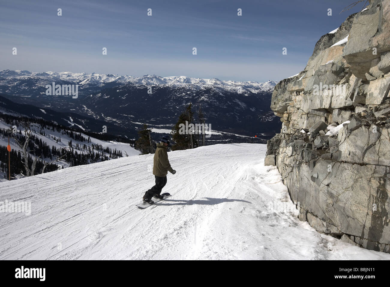 Snowboarder sur les pentes du mont Blackcomb Whistler British Columbia Canada Banque D'Images