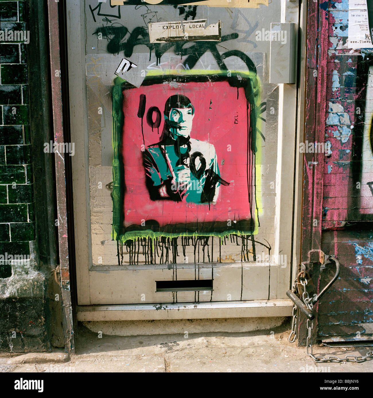 Porte couverts de graffitis avec M. Spock de Star Trek à Shoreditch, London Banque D'Images
