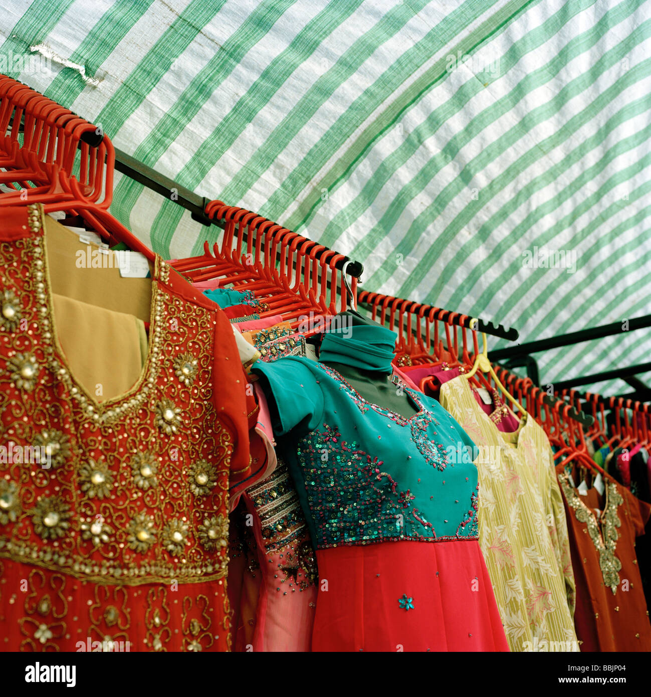 L habit des femmes en vente sur un etal de marche a Whitechapel East London Photo Stock Alamy