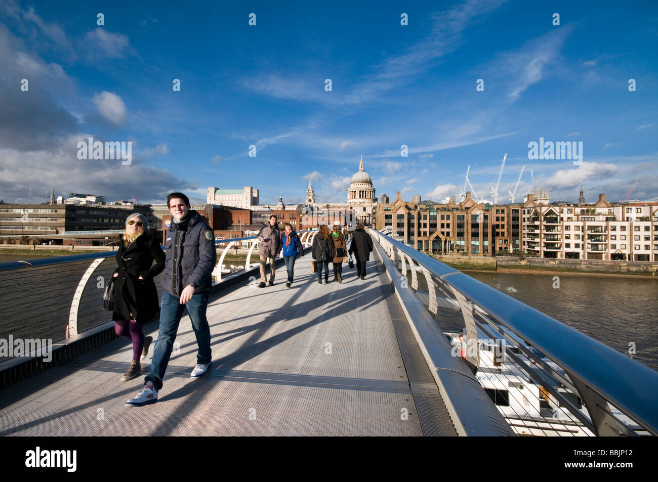 Les piétons et les touristes sur le Millennium Bridge, London, UK Banque D'Images