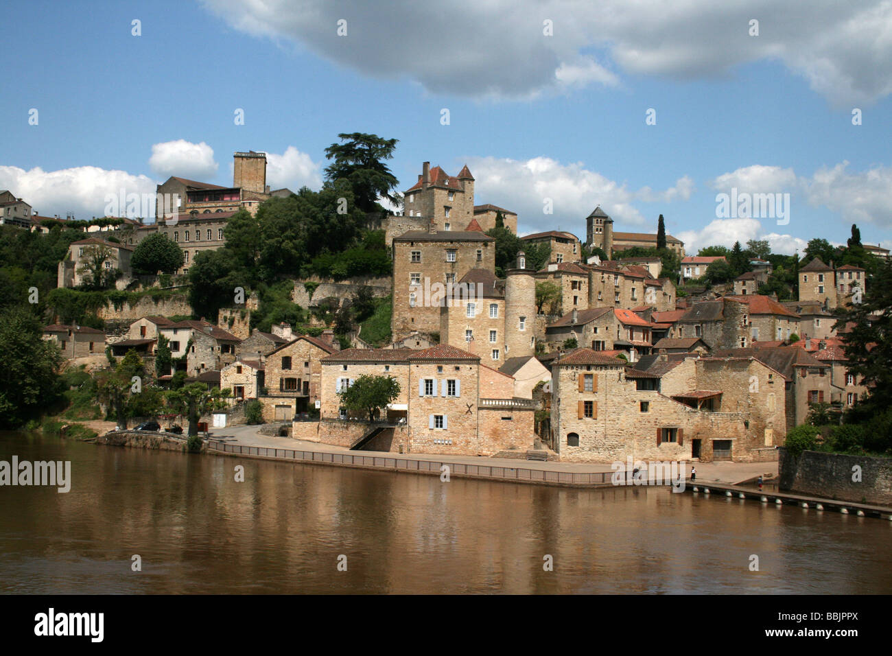 Puy L'Eveque ville médiévale au bord de la rivière Lot, France Banque D'Images