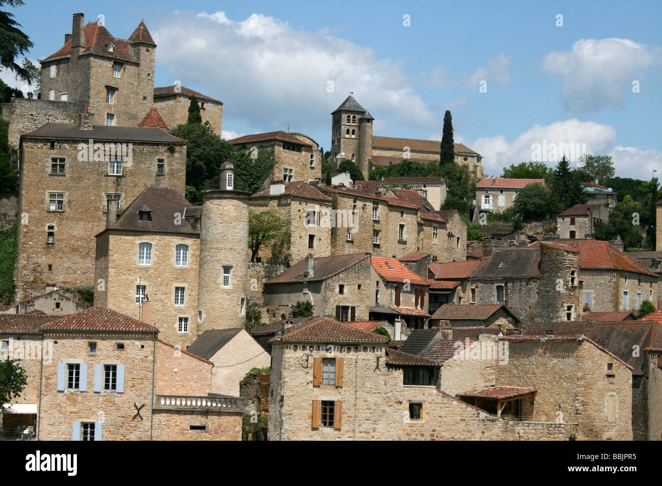 Ville médiévale de Puy L'Eveque passant d'une colline à côté de la rivière Lot, France Banque D'Images