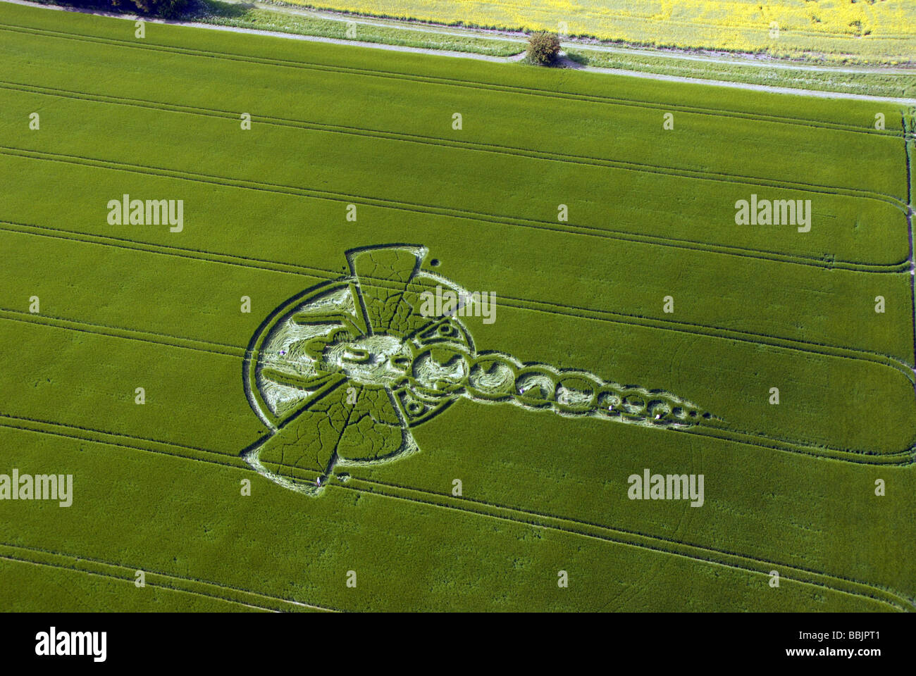 Vues aériennes de la Libellule 2009 Yatesbury Crop Circle, avec cinq personnes sur le terrain pour donner l'échelle. Prises d'ulm Banque D'Images