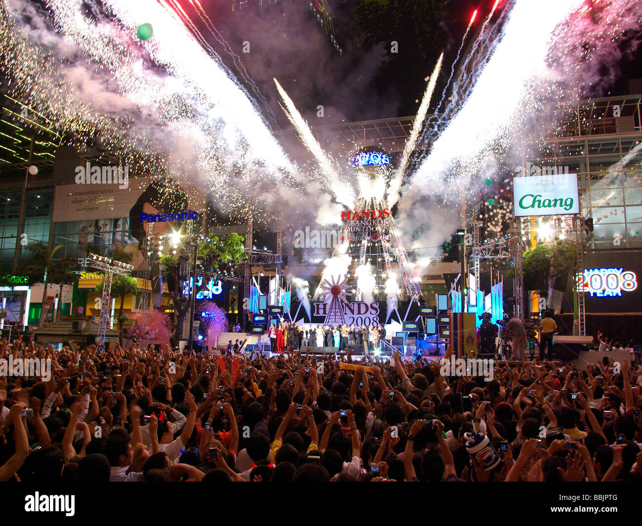 Célébrations du compte à rebours le réveillon du Nouvel An à Bangkok Thaïlande World Square Central. D'artifice sont à minuit. Banque D'Images