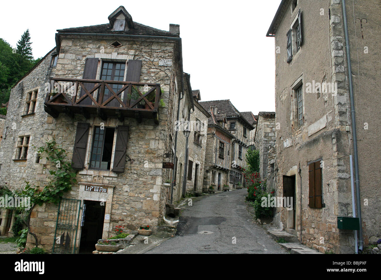 Maisons en pierre médiévale dans une rue étroite dans le village de Saint-Cirq-Lapopie à côté de la rivière Lot, Midi Pyrénées, France Banque D'Images