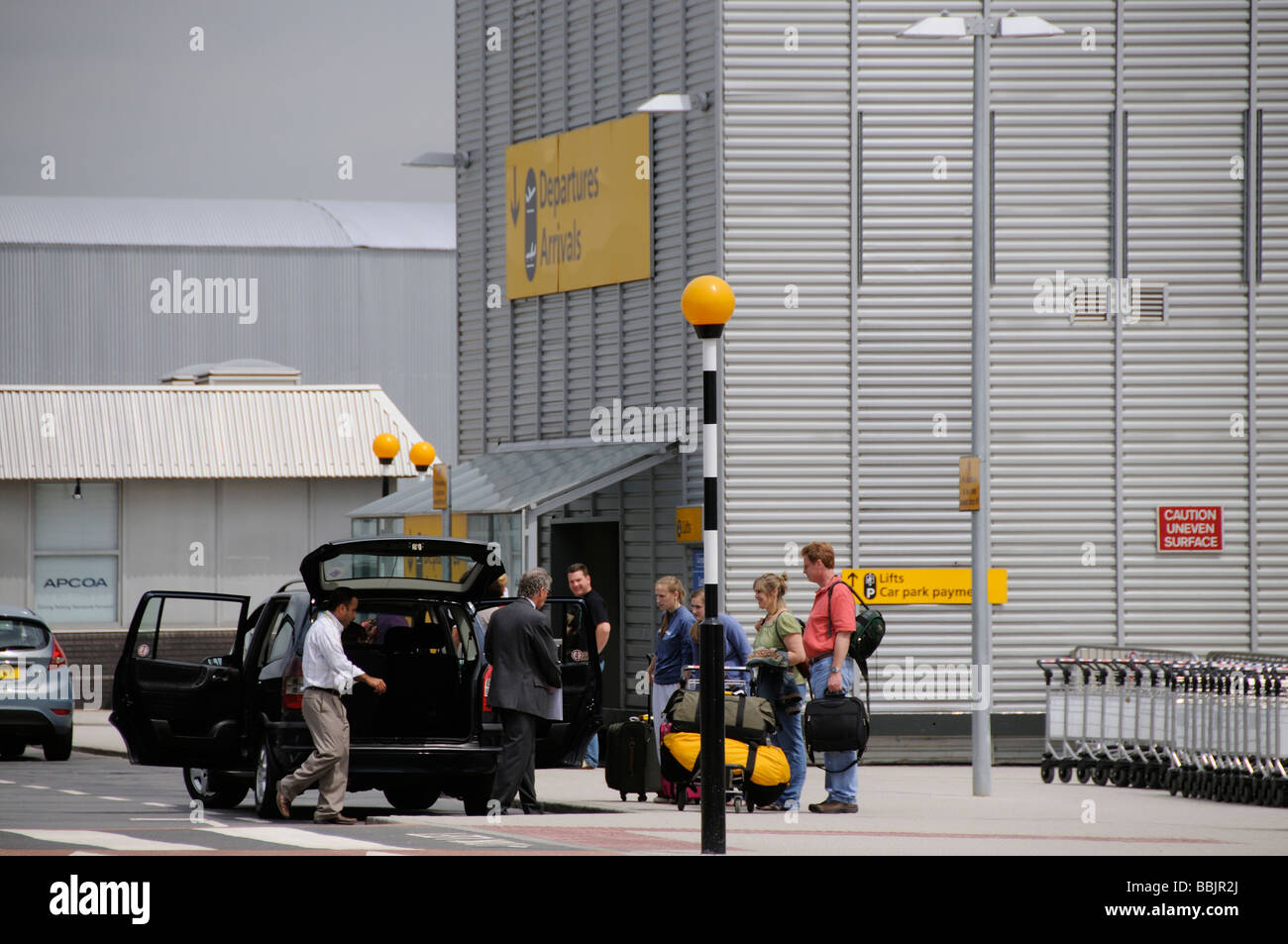 Rencontrer et accueillir les voyageurs d'être pris en charge à la borne 4 de l'aéroport Heathrow de Londres Angleterre Royaume-uni Banque D'Images