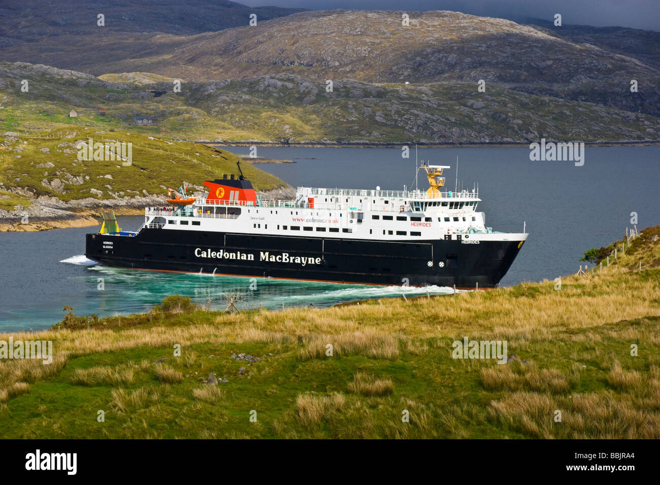 Car-ferry CalMac Hebrides tourner dans East Loch Tarbert en route vers l'UIG à Skye De Tarbert sur Harris Banque D'Images