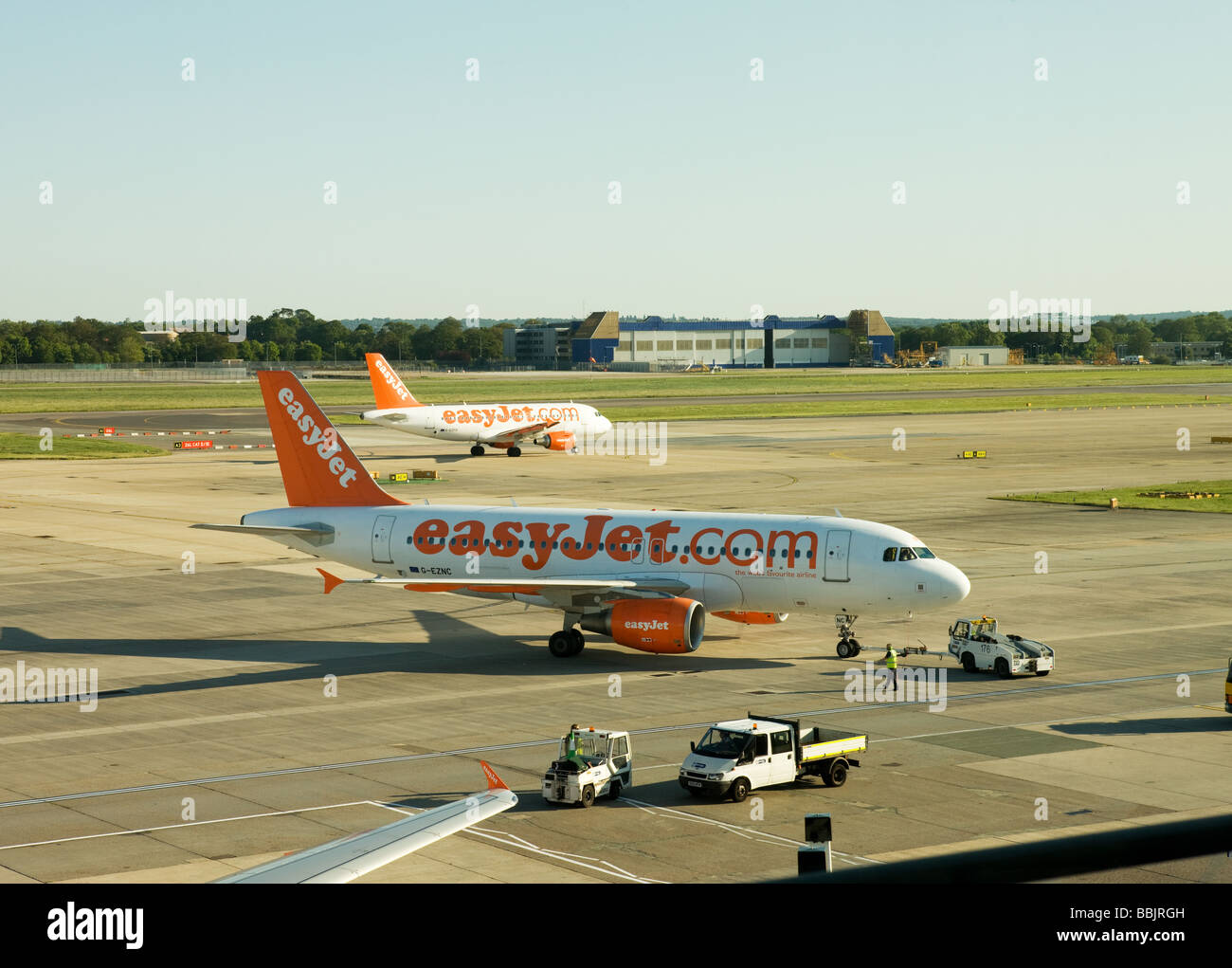 Avion EasyJet sur le stand sur une journée ensoleillée à l'aéroport de Gatwick, Londres Banque D'Images