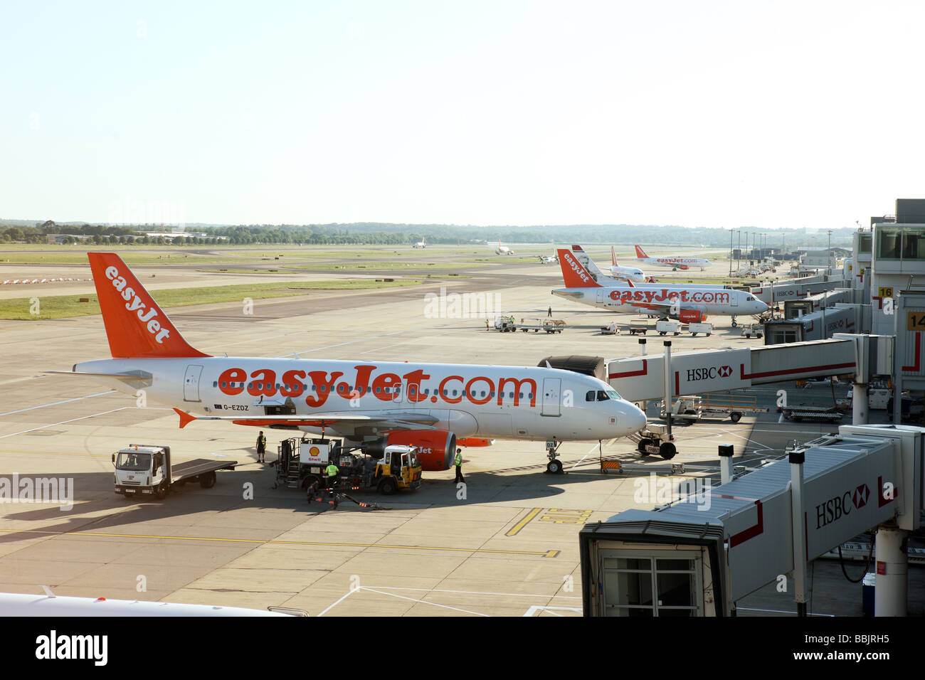 Avion EasyJet sur le stand sur une journée ensoleillée à l'aéroport de Gatwick, Londres Banque D'Images